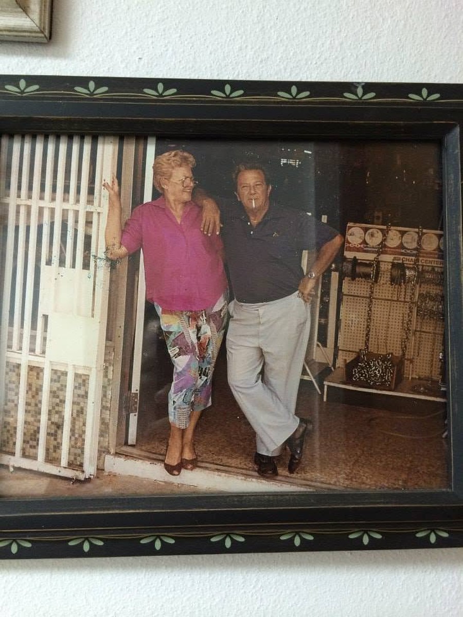 Francisca (Paquita) Hernández y Ernesto Torres Cardona, fundadores de Ferretería Villa Prades, en la entrada del negocio original